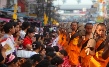Không lệ thuộc vật chất - Không nghĩ thiện - Không nghĩ ác